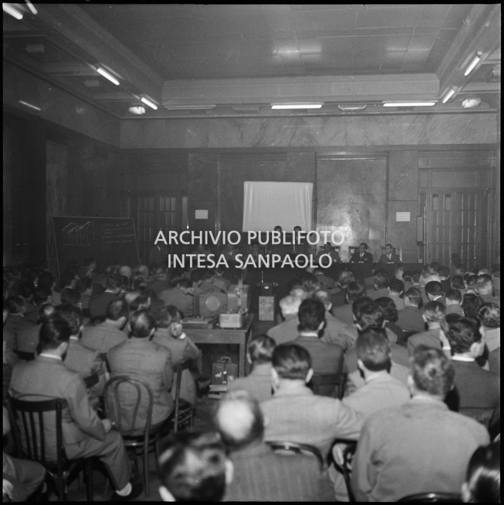 Ripresa dal fondo della sala dove si sta svolgendo un incontro in merito agli aspetti di vendita dell'Unione Commercianti di Milano<br>215429