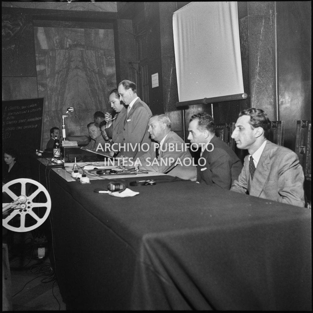 Relatori di un incontro in merito agli aspetti di vendita dell'Unione Commercianti di Milano<br>215430