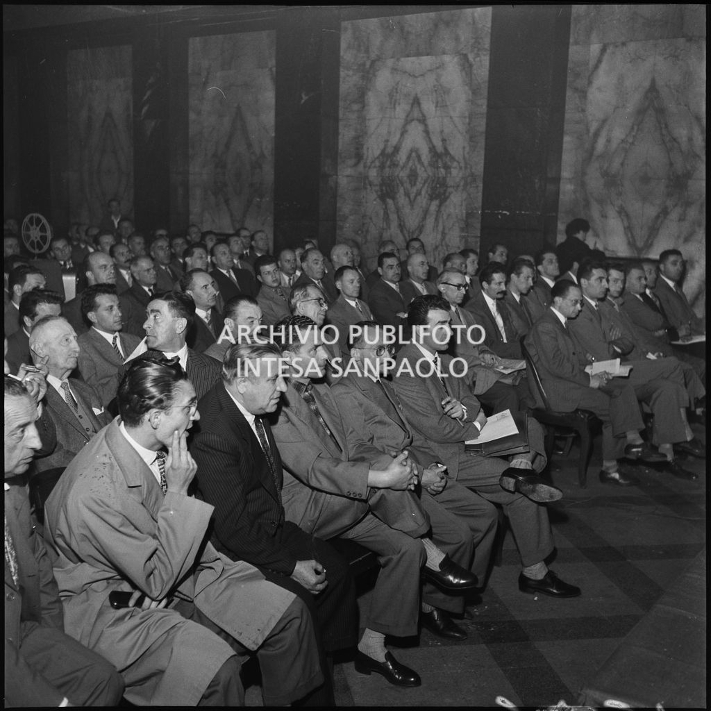 Pubblico a un incontro in merito agli aspetti di vendita dell'Unione Commercianti di Milano<br>215431