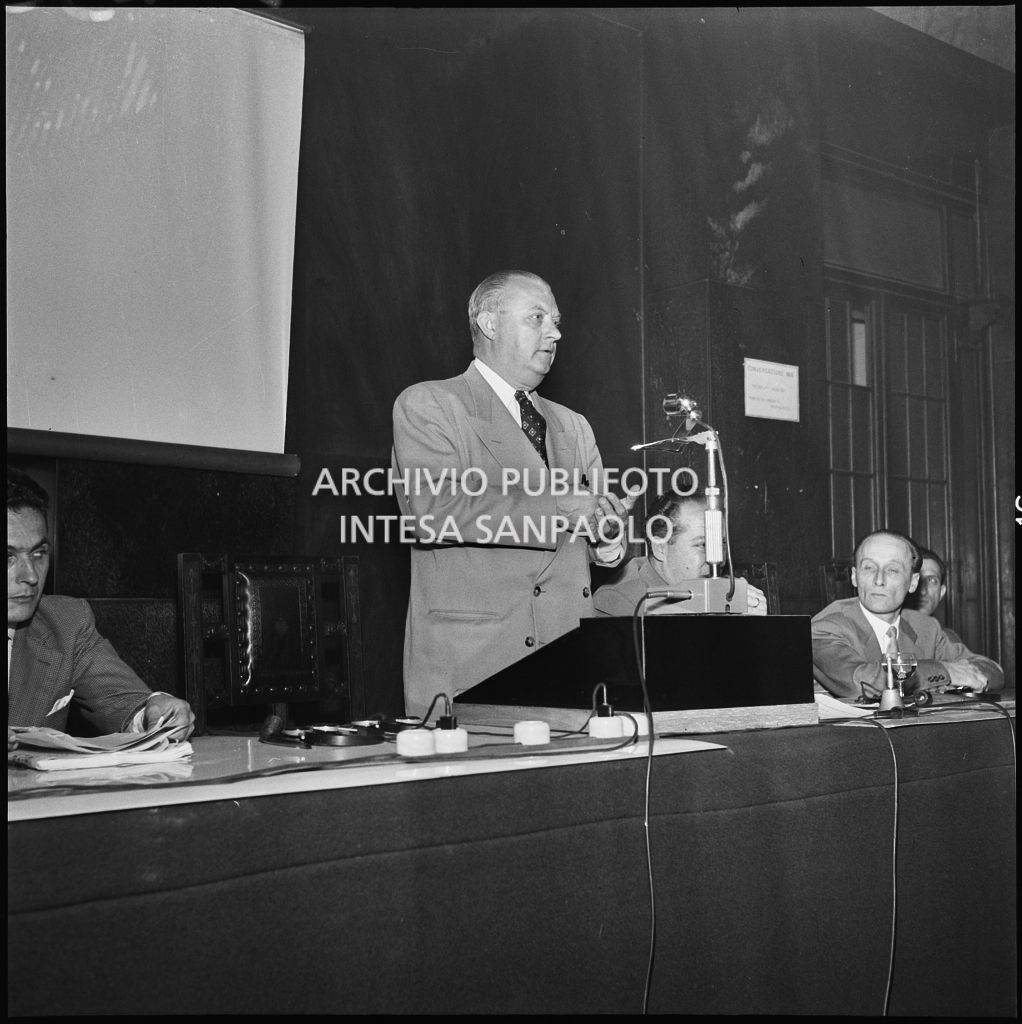 Intervento di un relatore durante un incontro in merito agli aspetti di vendita dell'Unione Commercianti di Milano<br>215432