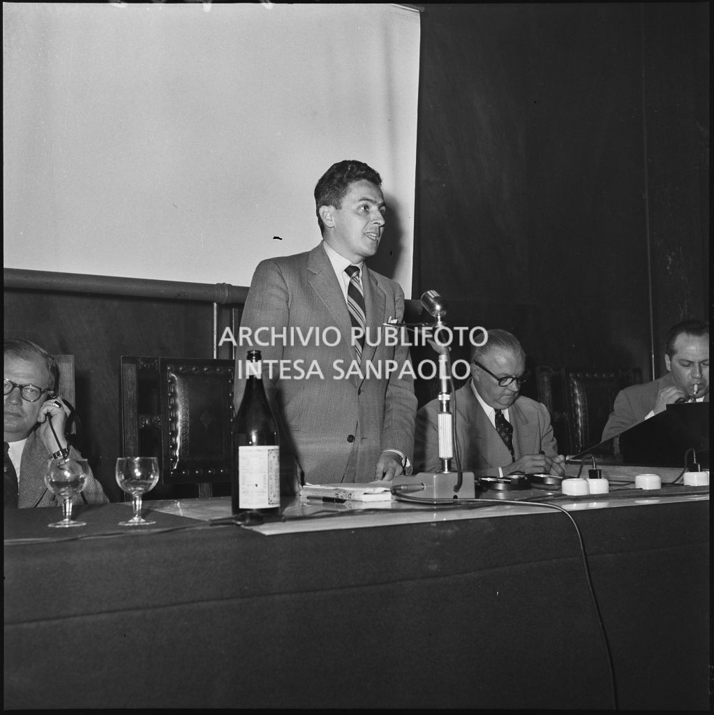 Intervento di un relatore durante un incontro in merito agli aspetti di vendita dell'Unione Commercianti di Milano<br>215433