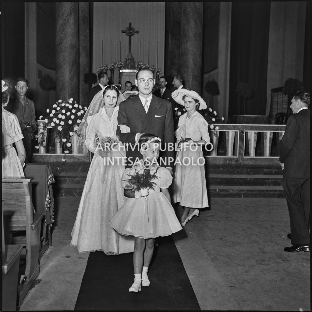 Il signor Rizzi e la moglie percorrono la navata centrale della chiesa al termine della cerimonia nuziale<br>215434