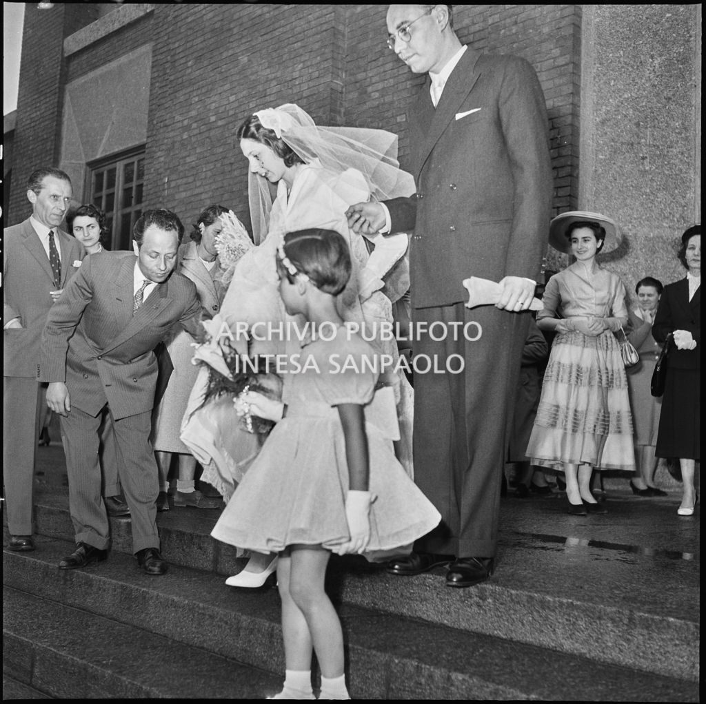 Il signor Rizzi e la moglie sul sagrato della chiesa al termine della cerimonia nuziale<br>215436