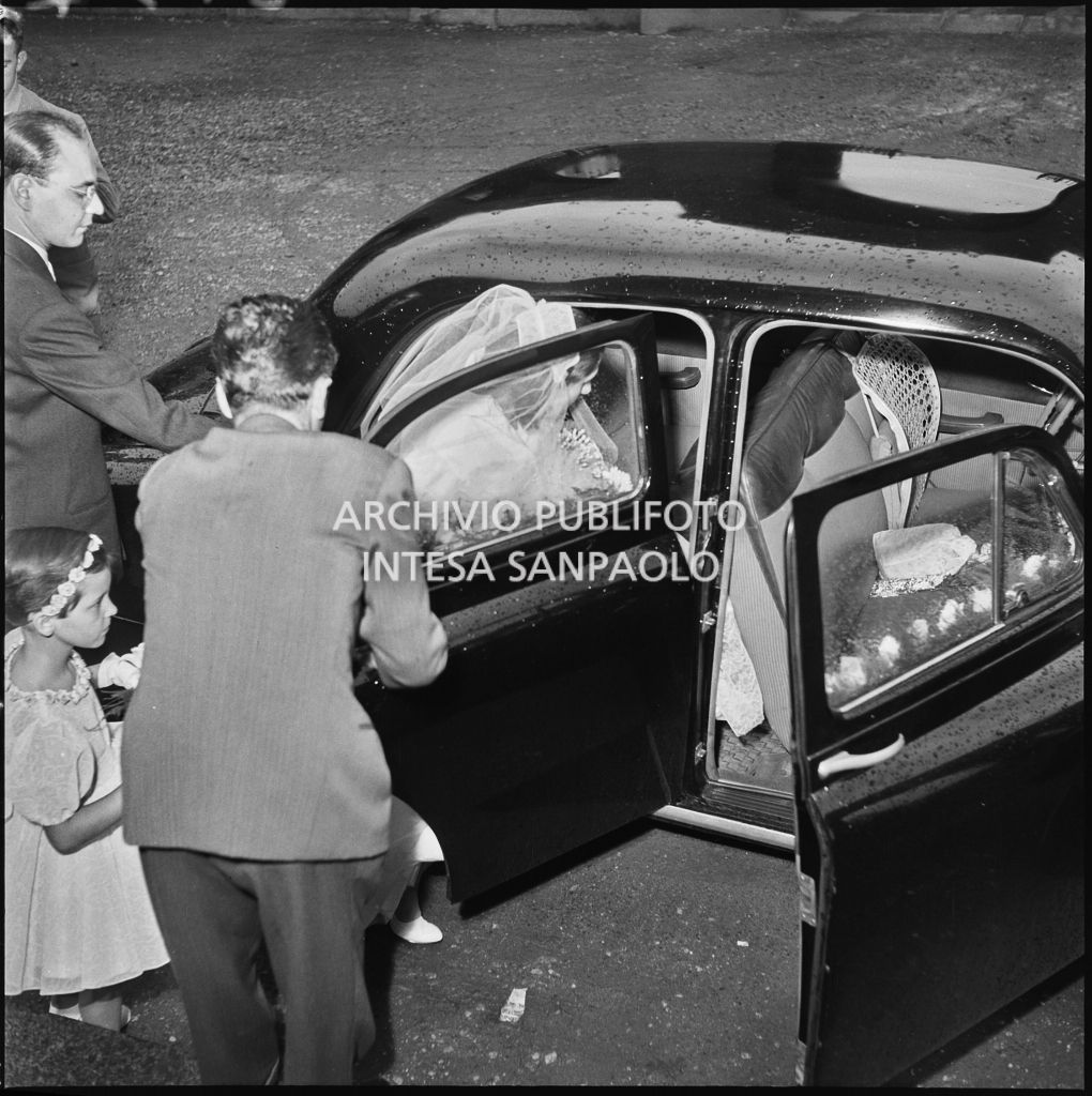 Il signor Rizzi e la moglie salgono sull'automobile al termine della cerimonia nuziale<br>215437