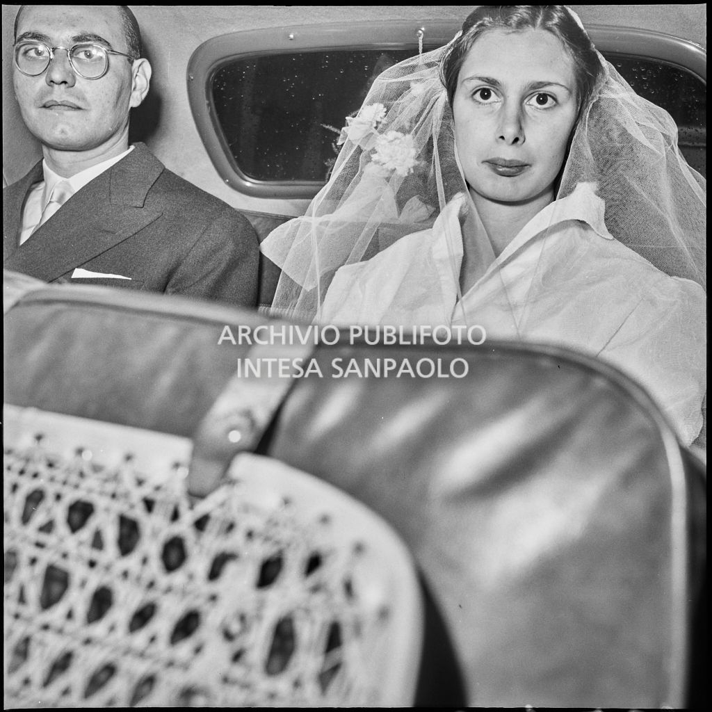 Il signor Rizzi e la moglie a bordo di un'automobile al termine della cerimonia nuziale<br>215438