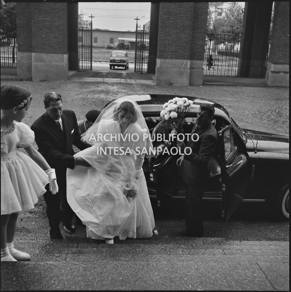L'arrivo della sposa del signor Rizzi sul sagrato della chiesa per la cerimonia nuziale<br>215439