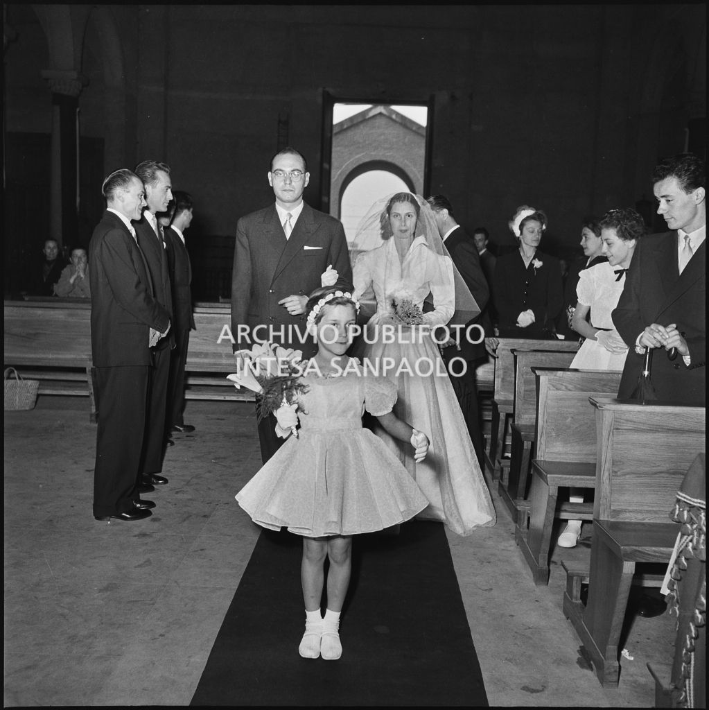 Il signor Rizzi e la sua sposa entrano in chiesa per cerimonia nuziale<br>215440
