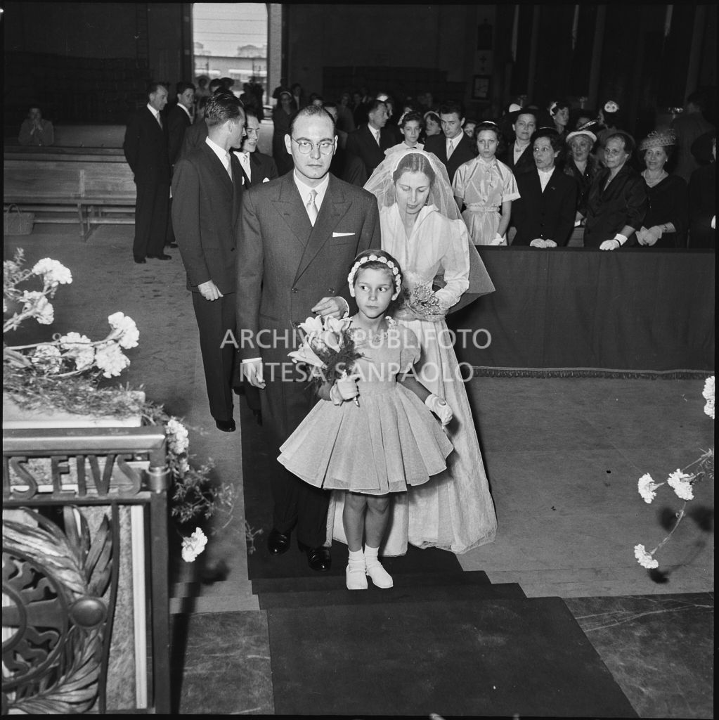 Il signor Rizzi e la sua sposa davanti all'altare per la cerimonia nuziale<br>215441