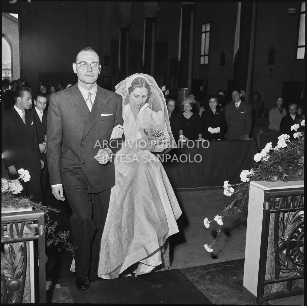 Il signor Rizzi e la sua sposa salgono sull'altare per la cerimonia nuziale<br>215442