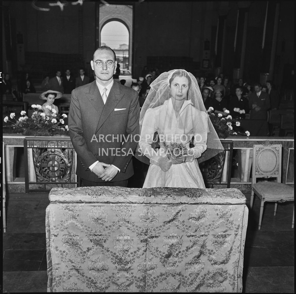 Il signor Rizzi e la sua sposa sull'altare durante la cerimonia nuziale<br>215443