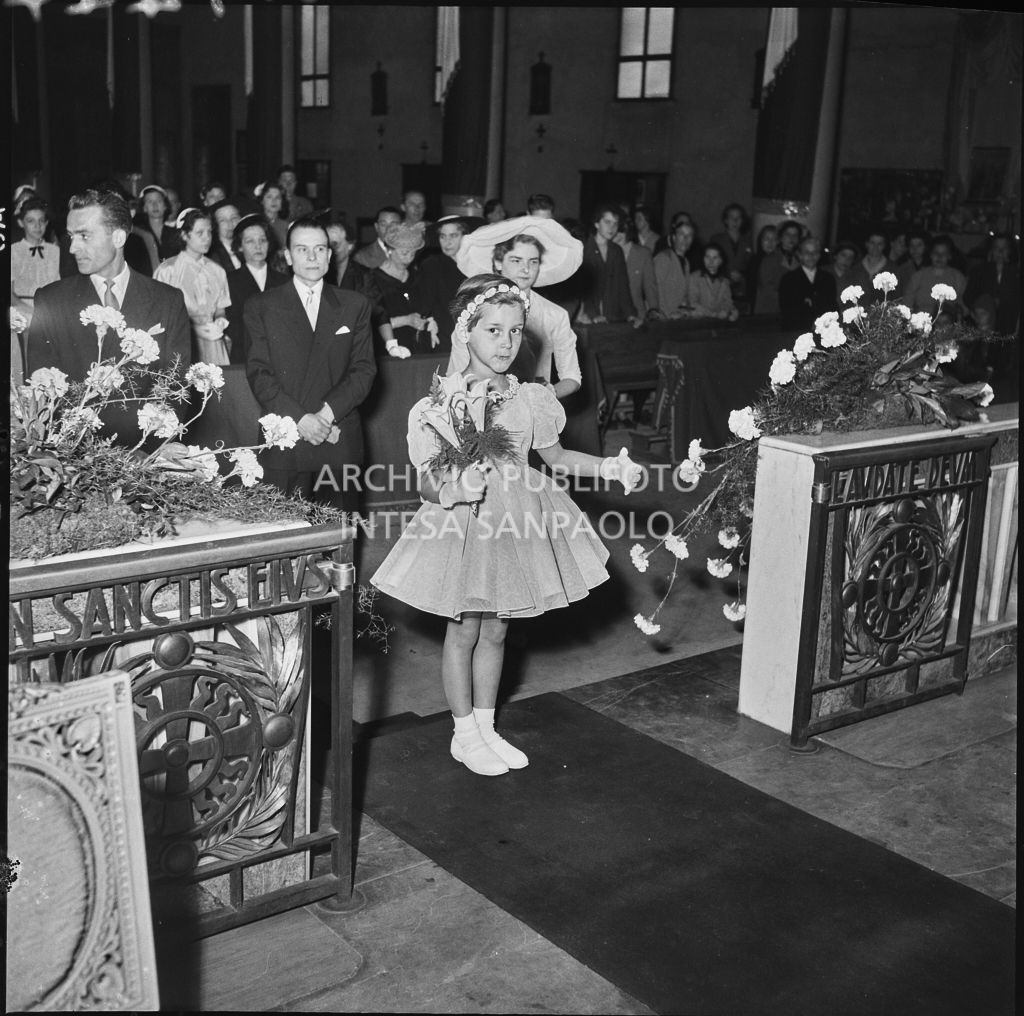 La giovane damigella del matrimonio dei signori Rizzi sull'altare della chiesa<br>215444