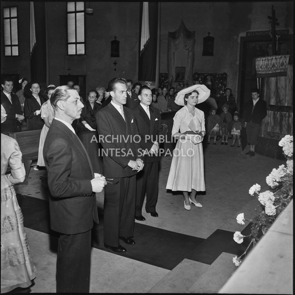 I testimoni degli sposi in piedi di fronte all'altare durante la cerimonia nuziale<br>215445