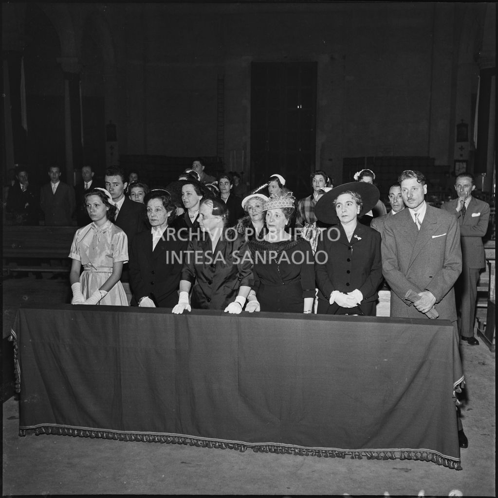 I parenti degli sposi sulle panche della chiesa durante la cerimonia nuziale<br>215446