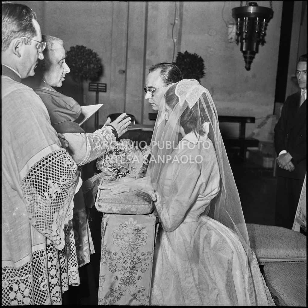 Gli sposi in ginocchio davanti al prete durate la cerimonia nuziale<br>215448