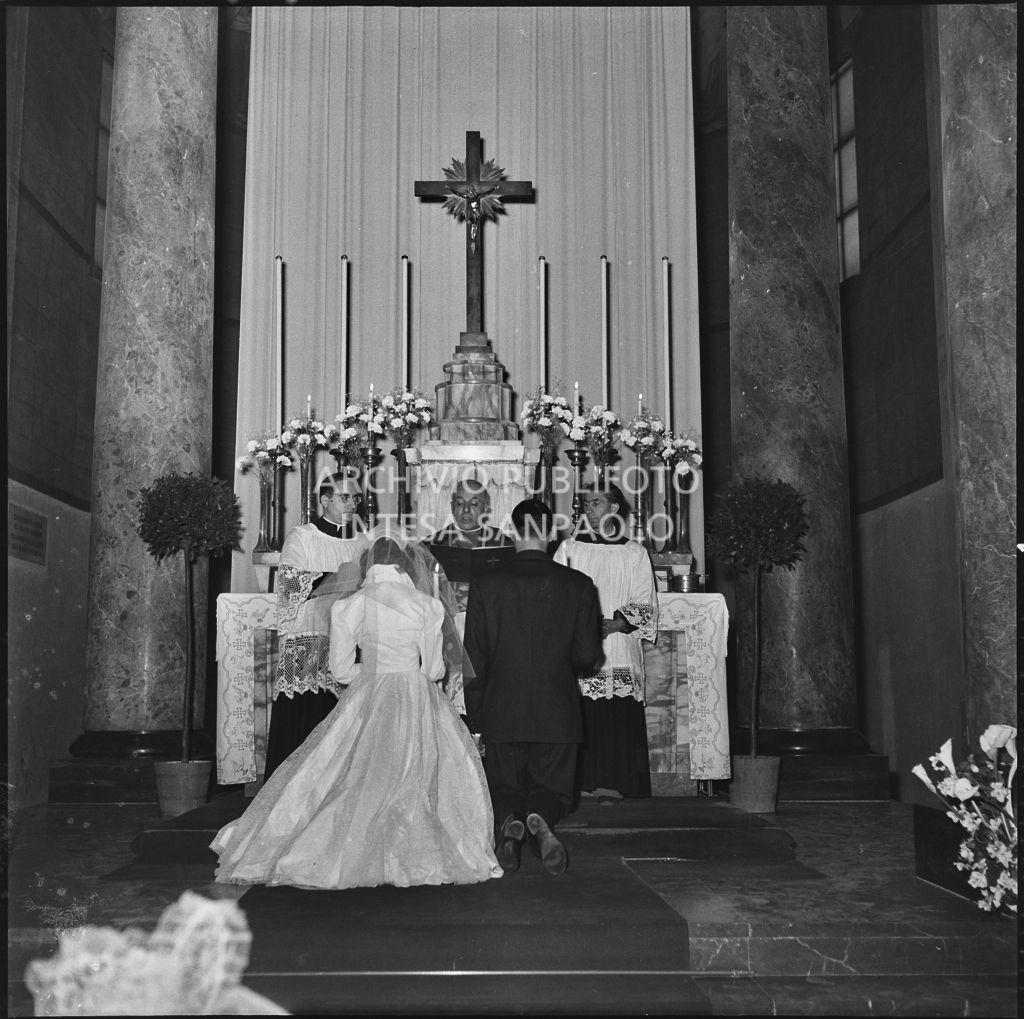 Gli sposi in ginocchio sull'altare durante la cerimonia nuziale<br>215451