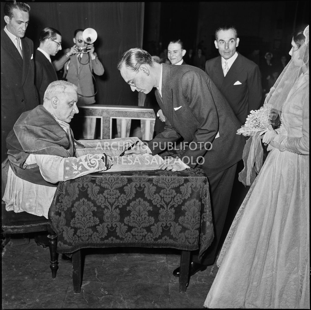 Il signor Rizzi firma il registro nuziale al termine della cerimonia<br>215457