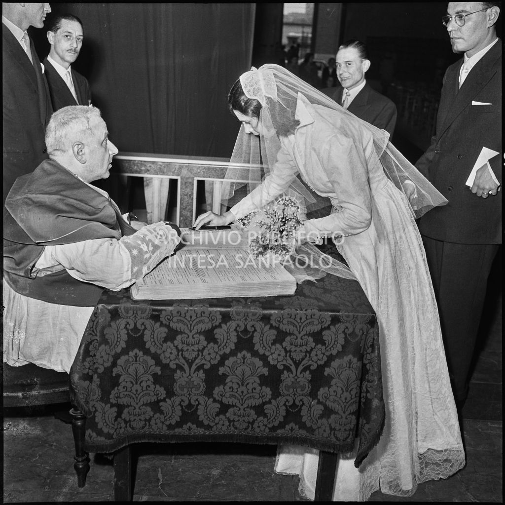 La signora Rizzi firma il registro nuziale al termine della cerimonia<br>215458