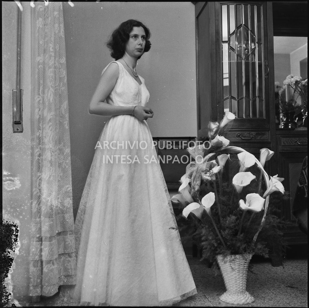 La sposa del signor Rizzi ripresa in un interno con indosso l'abito da sposa<br>215459