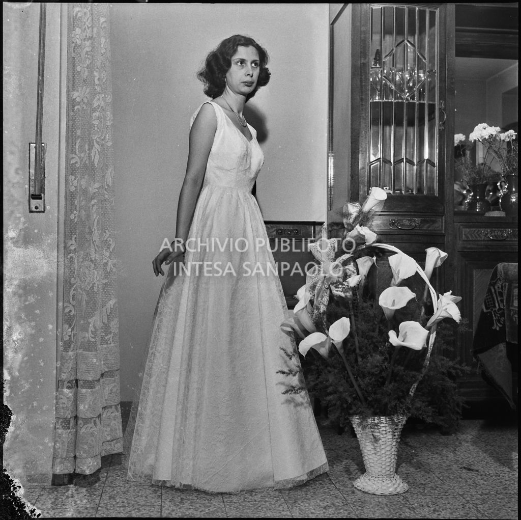 La sposa del signor Rizzi ripresa in un interno con indosso l'abito da sposa<br>215460