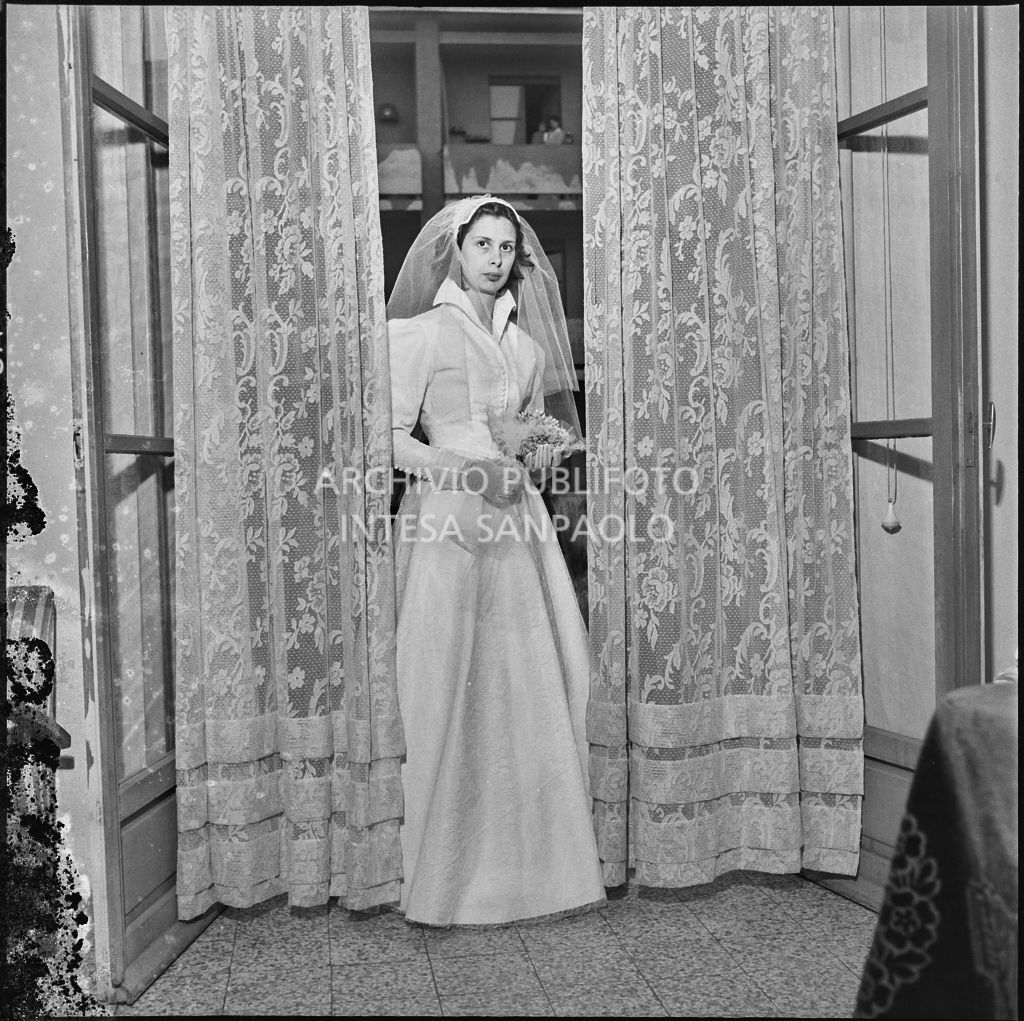 La sposa del signor Rizzi ripresa in un interno con indosso l'abito da sposa<br>215461