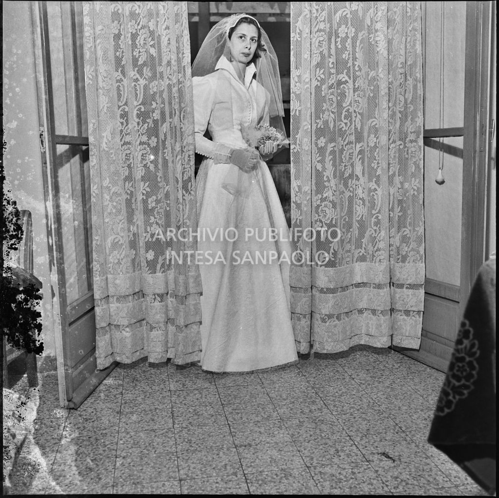 La sposa del signor Rizzi ripresa in un interno con indosso l'abito da sposa<br>215462