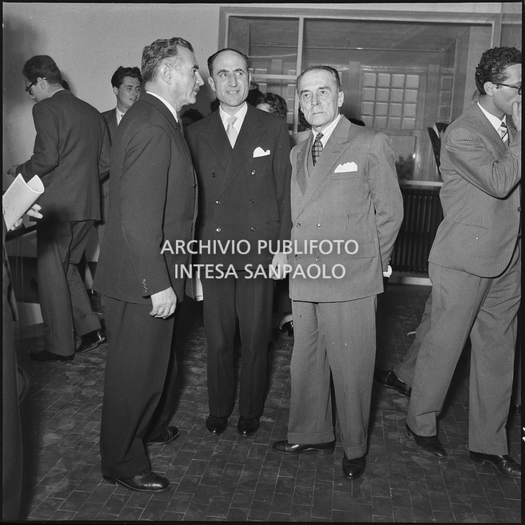 L'alto commissario aggiunto per l'igiene e la sanità pubblica Beniamino De Maria (al centro) in compagnia di due uomini in occasione dell'inaugurazione dell'Istituto Vaccinologo Antitubercolare in via Clericetti a Milano<br>215636