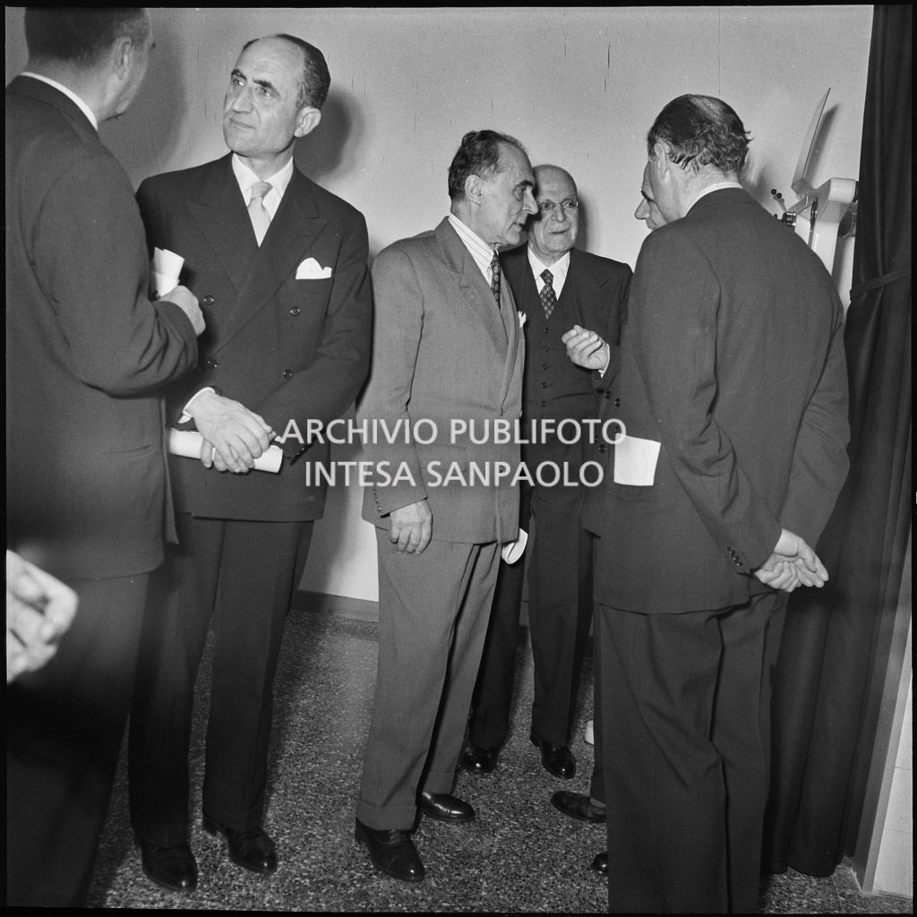 L'alto commissario aggiunto per l'igiene e la sanità pubblica Beniamino De Maria (secondo da sinistra) ed altri uomini in occasione dell'inaugurazione dell'Istituto Vaccinologo Antitubercolare in via Clericetti a Milano<br>215638