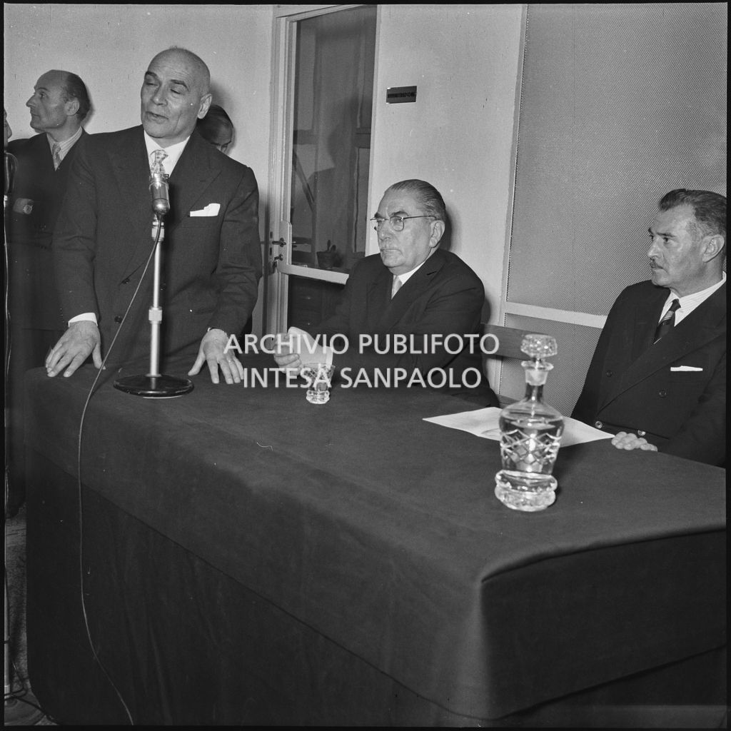 Discorso in occasione dell'inaugurazione dell'Istituto Vaccinologo Antitubercolare in via Clericetti a Milano. Seduto al tavolo il sindaco di Milano Virgilio Ferrari (secondo da destra)<br>215642