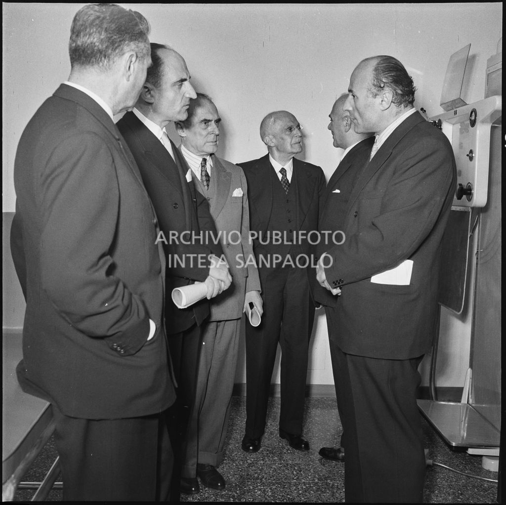 L'alto commissario aggiunto per l'igiene e la sanità pubblica Beniamino De Maria (secondo da sinistra) ed altri uomini in occasione dell'inaugurazione dell'Istituto Vaccinologo Antitubercolare in via Clericetti a Milano<br>215645