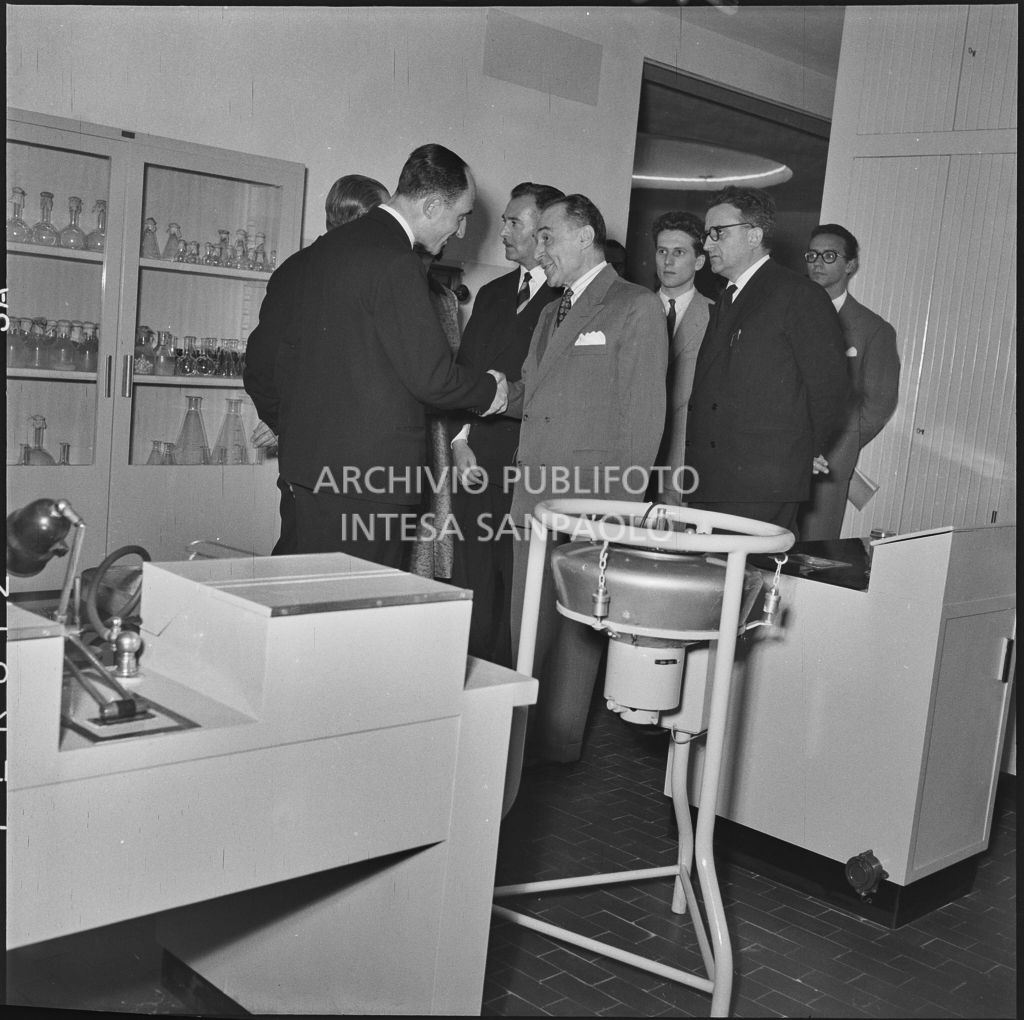 L'alto commissario aggiunto per l'igiene e la sanità pubblica Beniamino De Maria (primo da sinistra) ed altri uomini in occasione dell'inaugurazione dell'Istituto Vaccinologo Antitubercolare in via Clericetti a Milano<br>215650