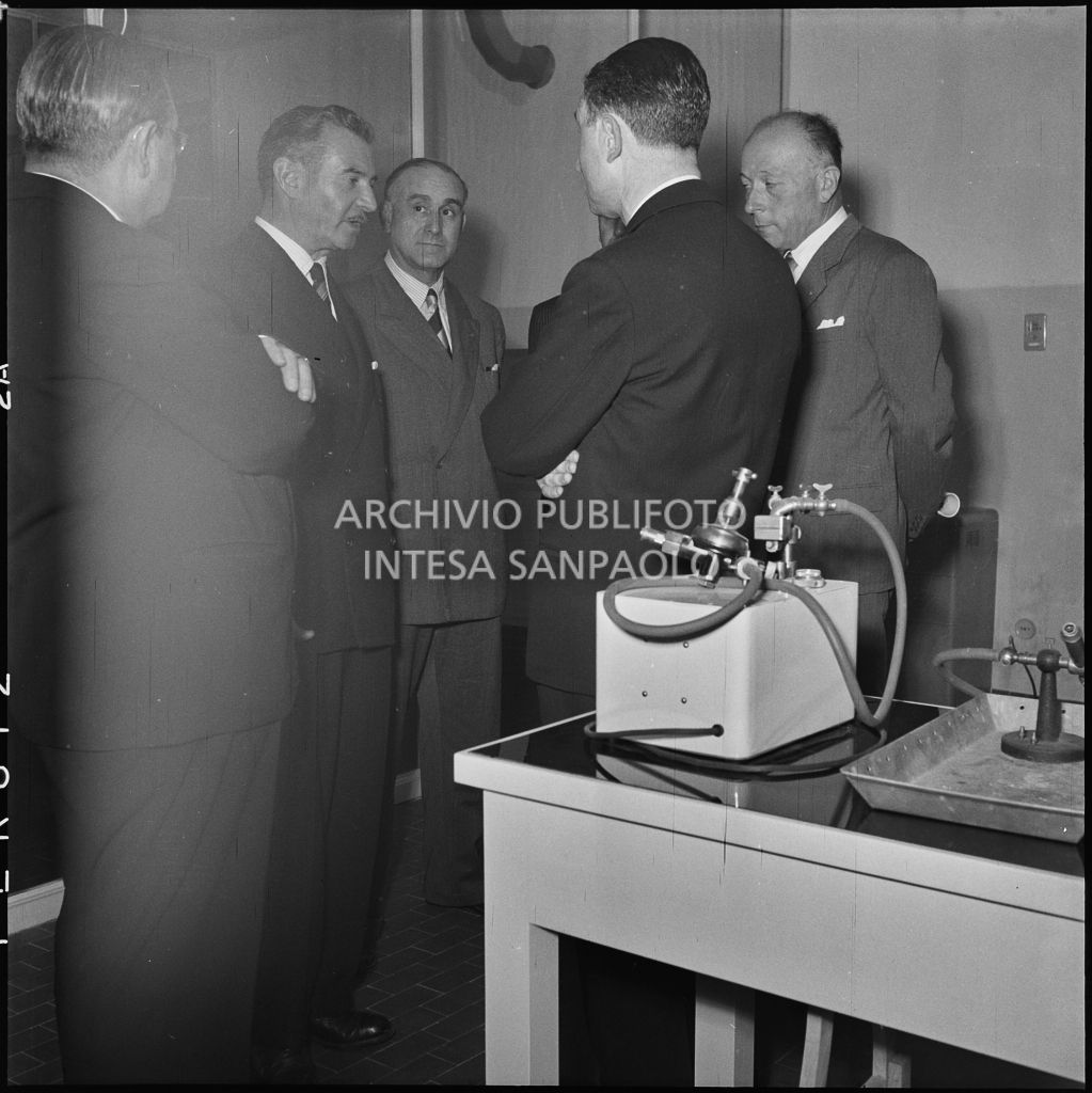 L'alto commissario aggiunto per l'igiene e la sanità pubblica Beniamino De Maria (secondo da destra) ed altri uomini in occasione dell'inaugurazione dell'Istituto Vaccinologo Antitubercolare in via Clericetti a Milano<br>215651