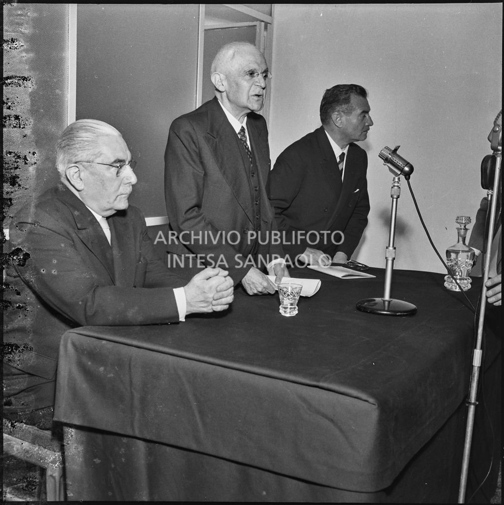 Discorso in occasione dell'inaugurazione dell'Istituto Vaccinologo Antitubercolare in via Clericetti a Milano. Seduto al tavolo il sindaco di Milano Virgilio Ferrari<br>215654