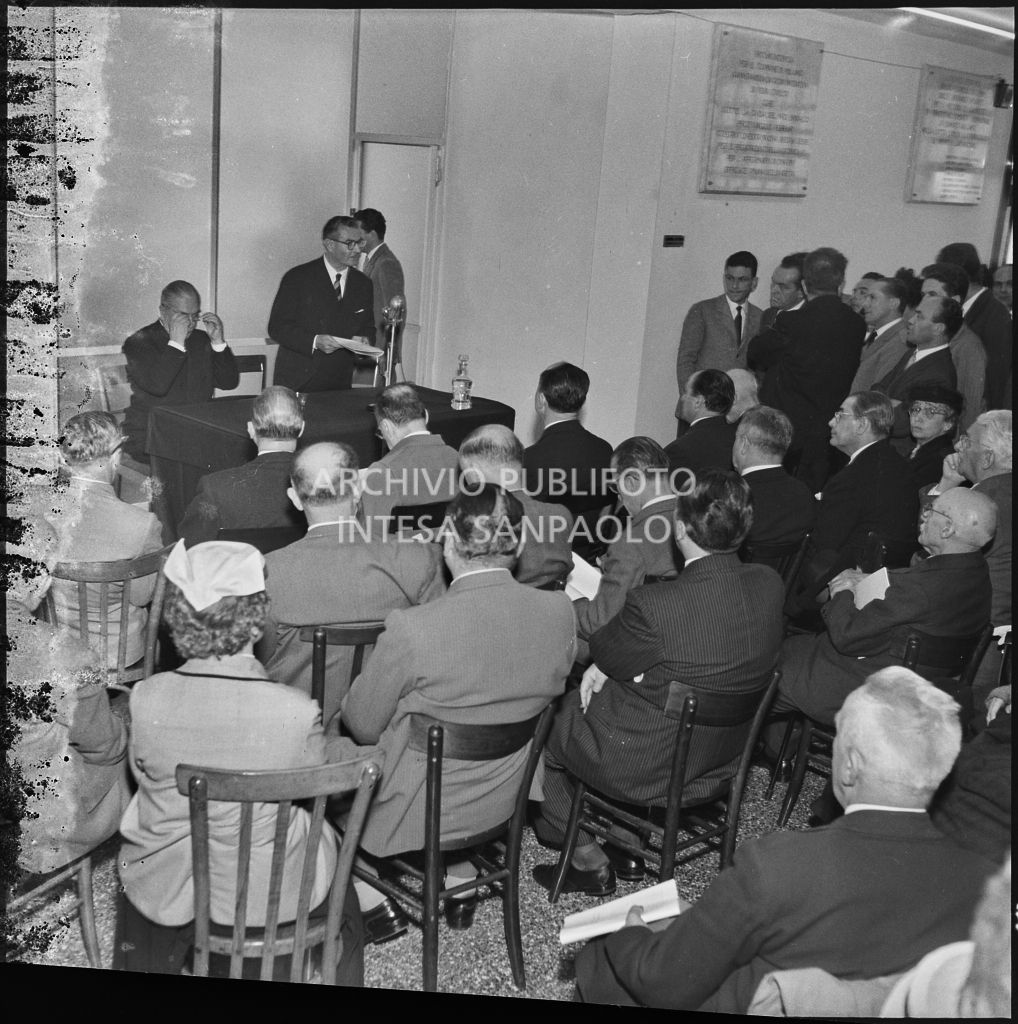 Discorso in occasione dell'inaugurazione dell'Istituto Vaccinologo Antitubercolare in via Clericetti a Milano. Seduto al tavolo il sindaco di Milano Virgilio Ferrari<br>215655