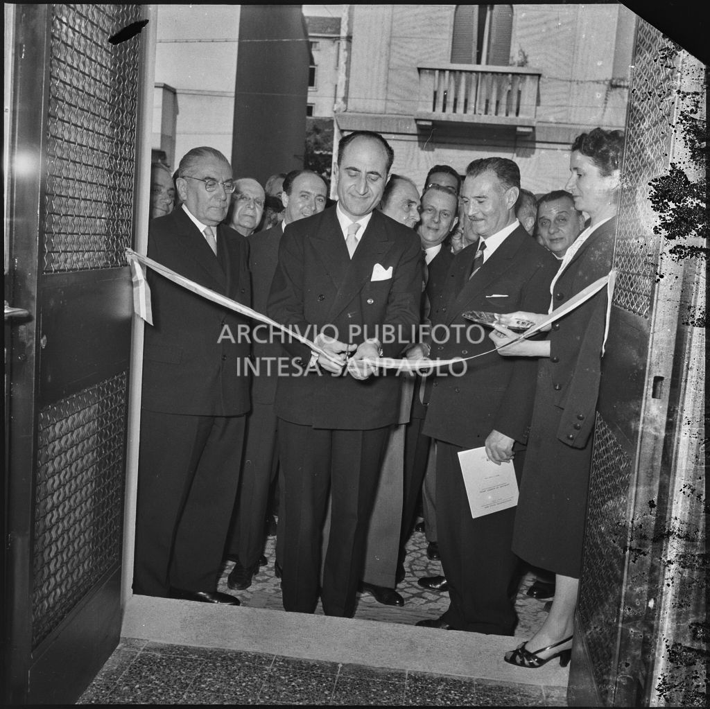 L'alto commissario aggiunto per l'igiene e la sanità pubblica Beniamino De Maria taglia il nastro per l'inaugurazione dell'Istituto Vaccinologo Antitubercolare in via Clericetti a Milano. Alla sua destra il sindaco Virgilio Ferrari<br>215657