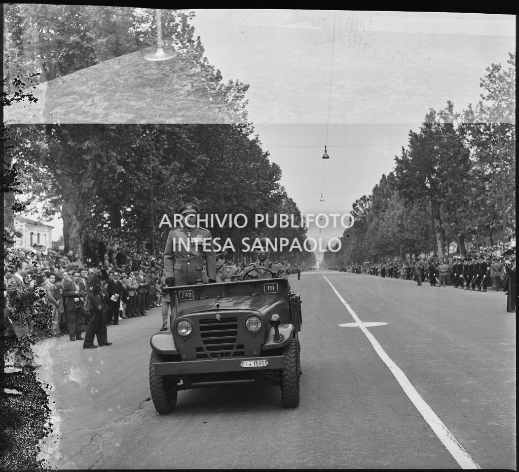 L'esercito italiano sfila tra le vie di Milano in occasione della festa per la proclamazione della Repubblica<br>215660