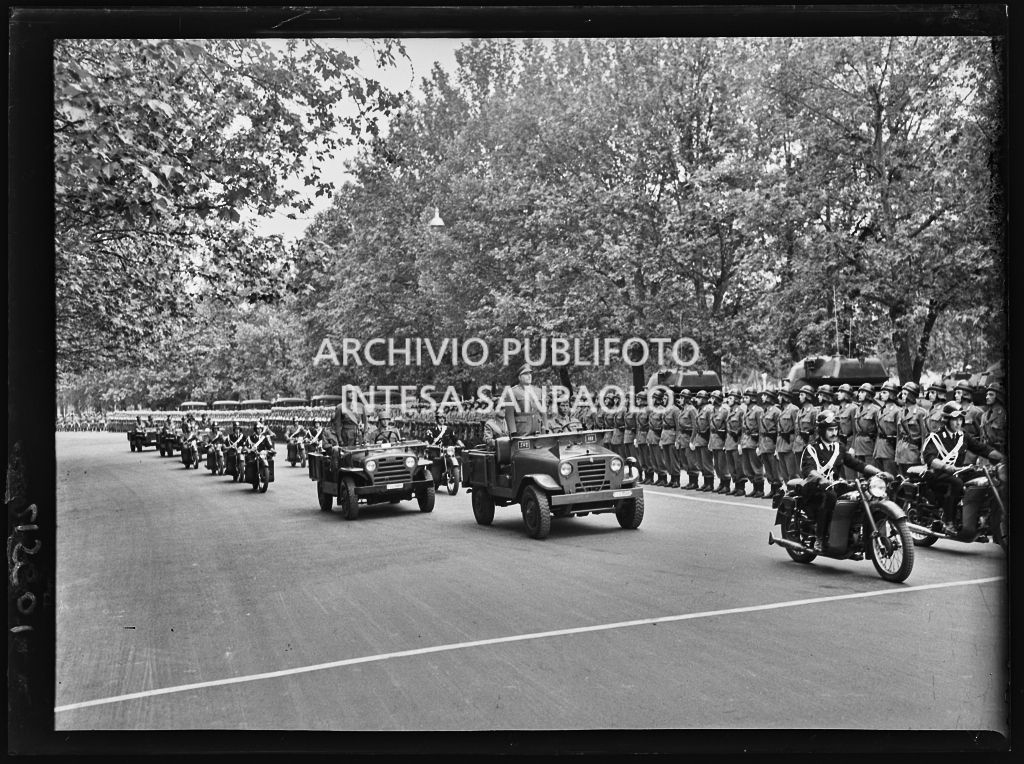 L'esercito italiano sfila tra le vie di Milano in occasione della festa per la proclamazione della Repubblica. In testa al corteo il fuoristrada della casa automobilistica Alfa Romeo soprannominato Matta<br>215661