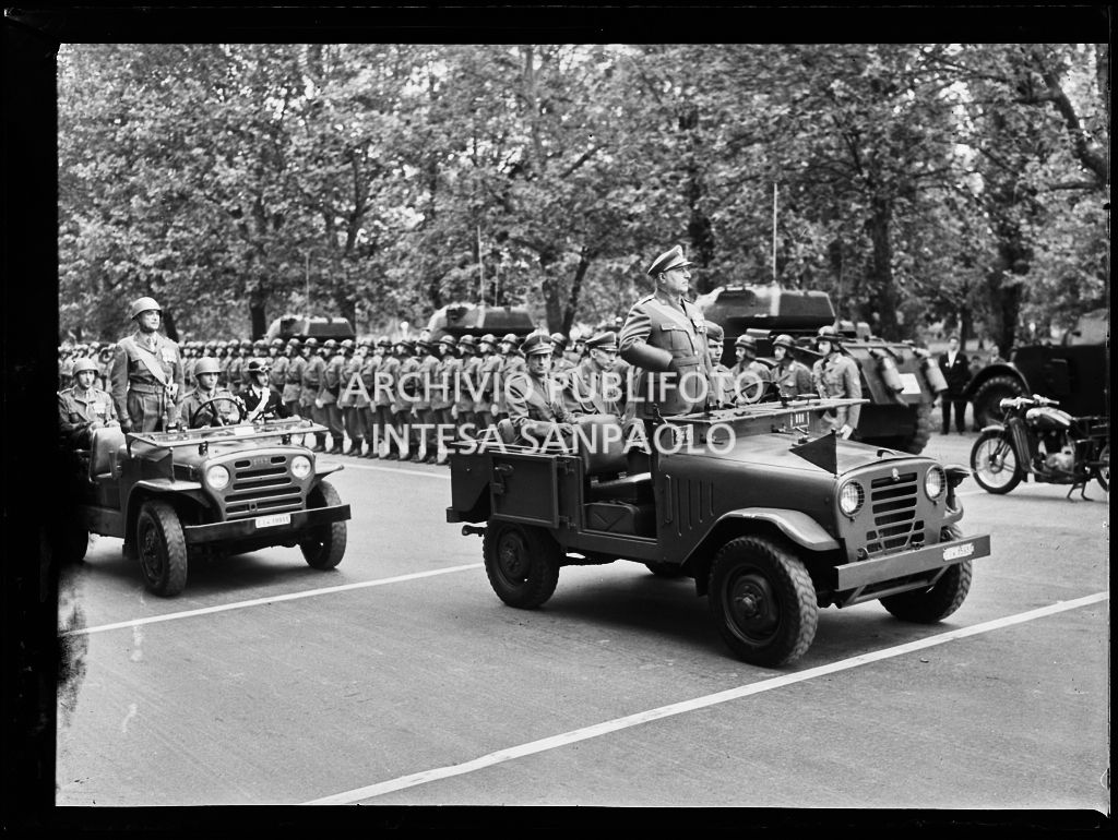 L'esercito italiano sfila tra le vie di Milano in occasione della festa per la proclamazione della Repubblica. In testa al corteo il fuoristrada della casa automobilistica Alfa Romeo soprannominato Matta<br>215662