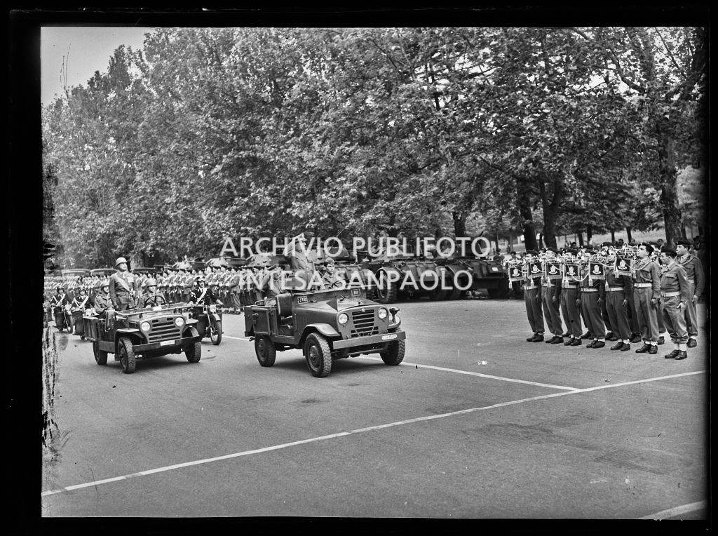 L'esercito italiano sfila tra le vie di Milano in occasione della festa per la proclamazione della Repubblica. In testa al corteo il fuoristrada della casa automobilistica Alfa Romeo soprannominato Matta<br>215663