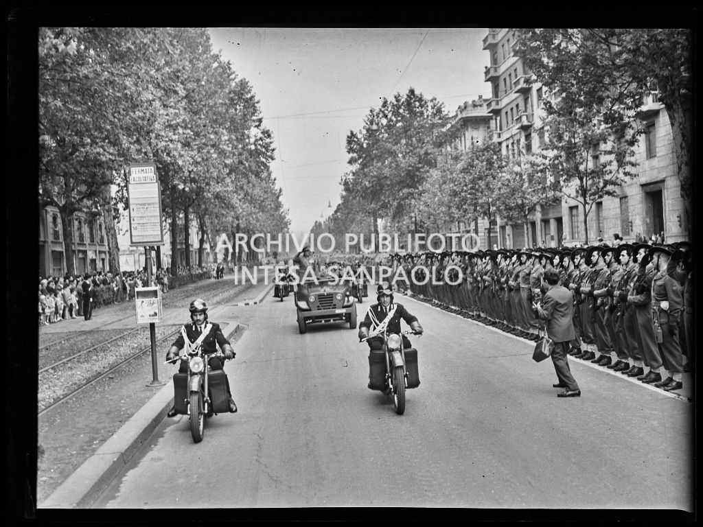 L'esercito italiano sfila tra le vie di Milano in occasione della festa per la proclamazione della Repubblica. In testa al corteo il fuoristrada della casa automobilistica Alfa Romeo soprannominato Matta<br>215664