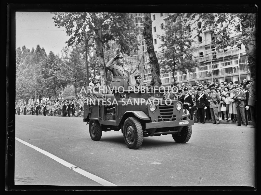 I capi dell'esercito italiano sfilano tra le vie di Milano a bordo del fuoristrada della casa automobilistica Alfa Romeo, soprannominato Matta, in occasione della festa per la proclamazione della Repubblica<br>215665
