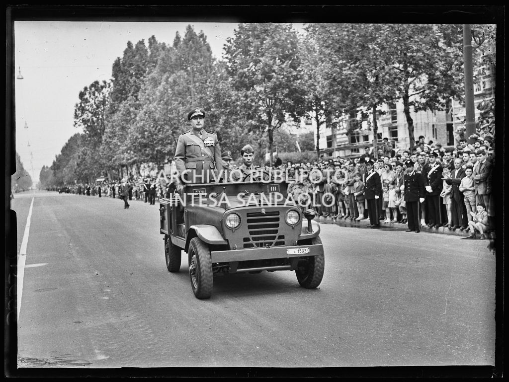 I capi dell'esercito italiano sfilano tra le vie di Milano a bordo del fuoristrada della casa automobilistica Alfa Romeo, soprannominato Matta, in occasione della festa per la proclamazione della Repubblica<br>215666
