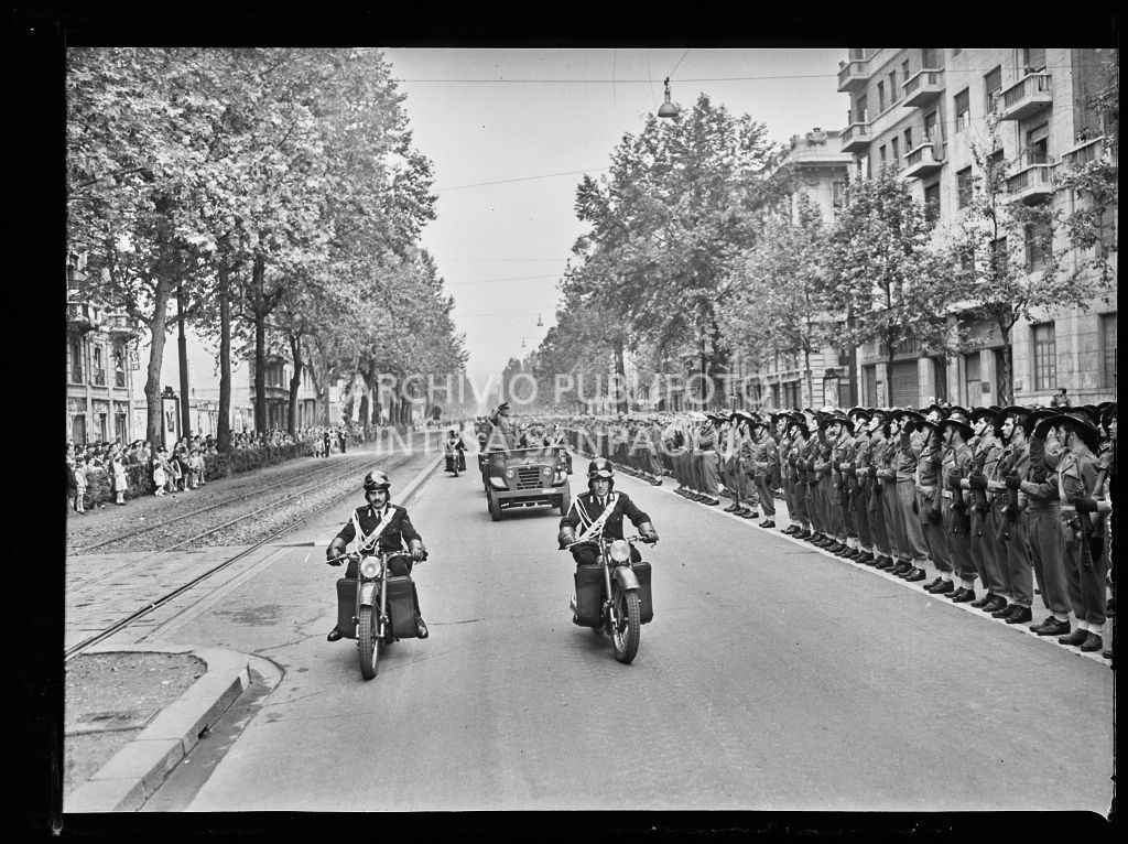 L'esercito italiano sfila tra le vie di Milano in occasione della festa per la proclamazione della Repubblica. In testa al corteo il fuoristrada della casa automobilistica Alfa Romeo soprannominato Matta<br>215667