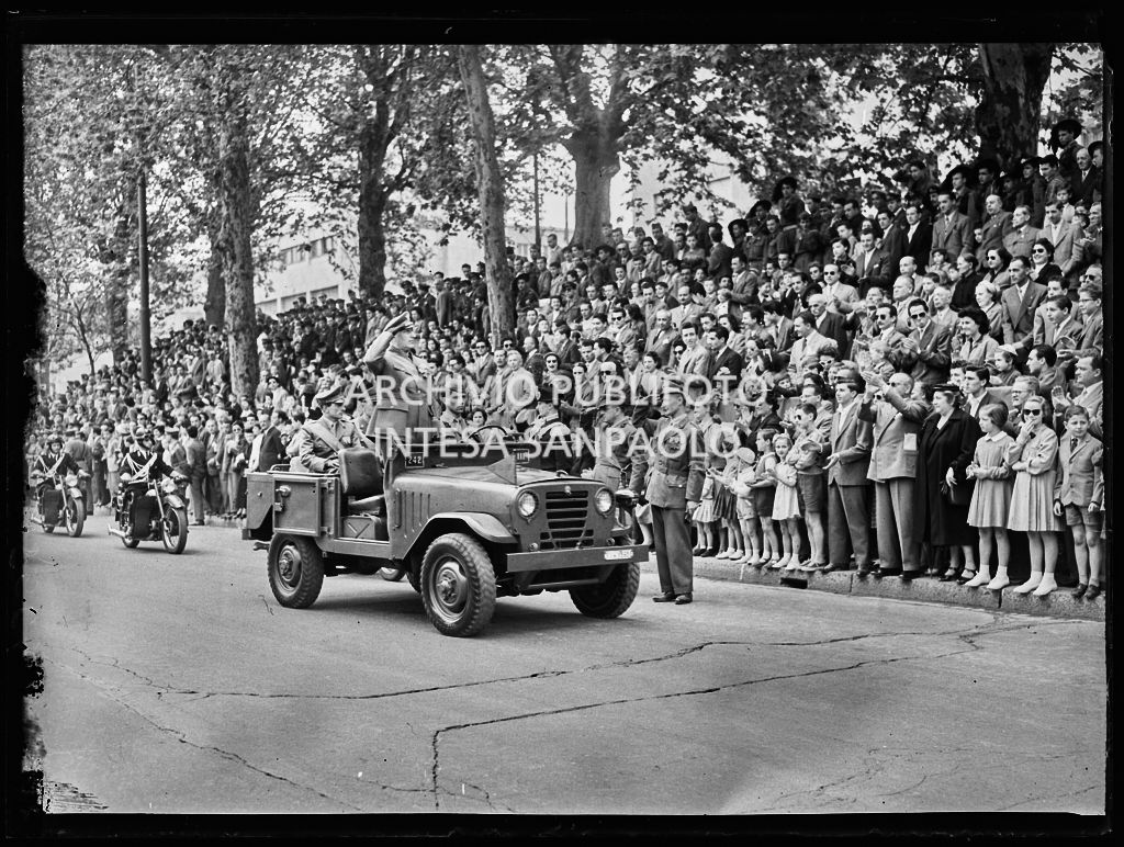 I capi dell'esercito italiano sfilano tra le vie di Milano, gremite di gente, a bordo del fuoristrada della casa automobilistica Alfa Romeo, soprannominato Matta, in occasione della festa per la proclamazione della Repubblica<br>215668