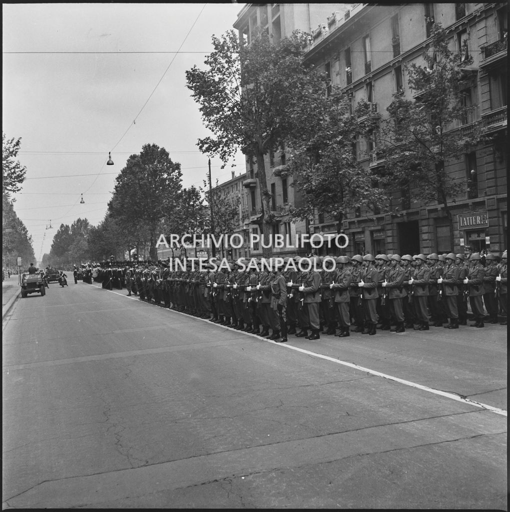 L'esercito italiano schierato in una via di Milano in occasione della festa per la proclamazione della Repubblica<br>215669