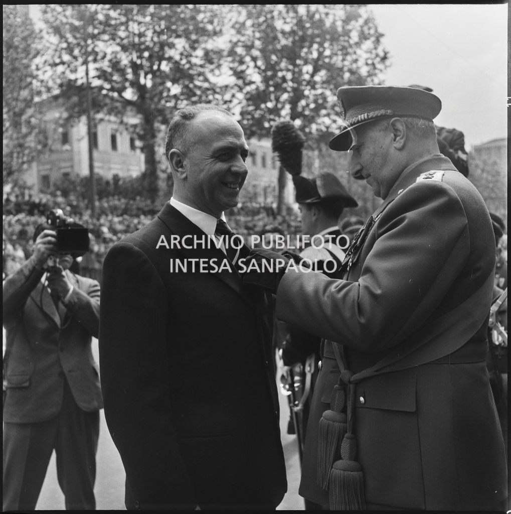 Premiazione di un uomo da parte di un capo dell'esercito italiano in occasione della festa per la proclamazione della Repubblica a Milano<br>215670