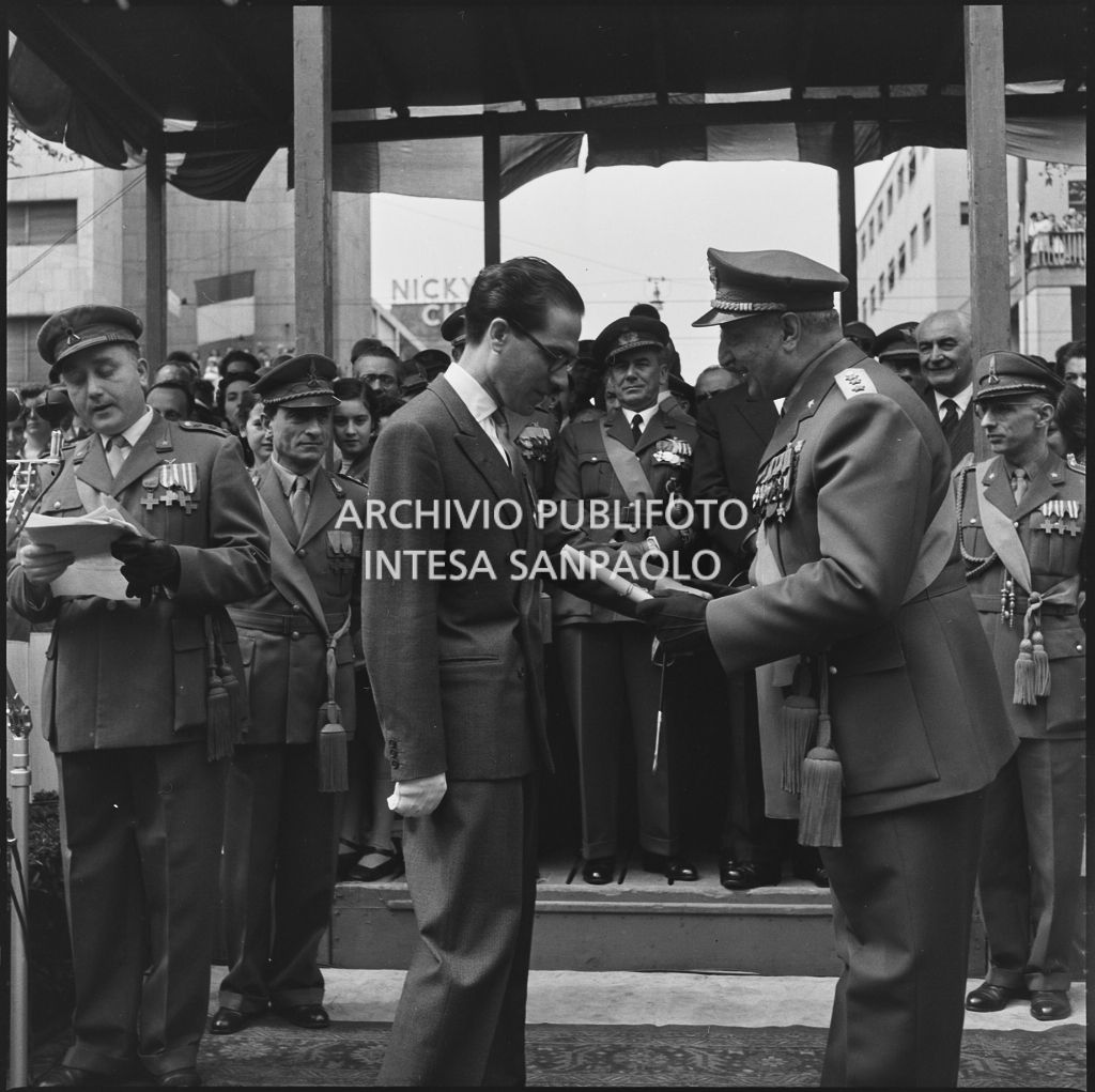 Premiazione di un uomo da parte di un capo dell'esercito italiano in occasione della festa per la proclamazione della Repubblica a Milano<br>215671