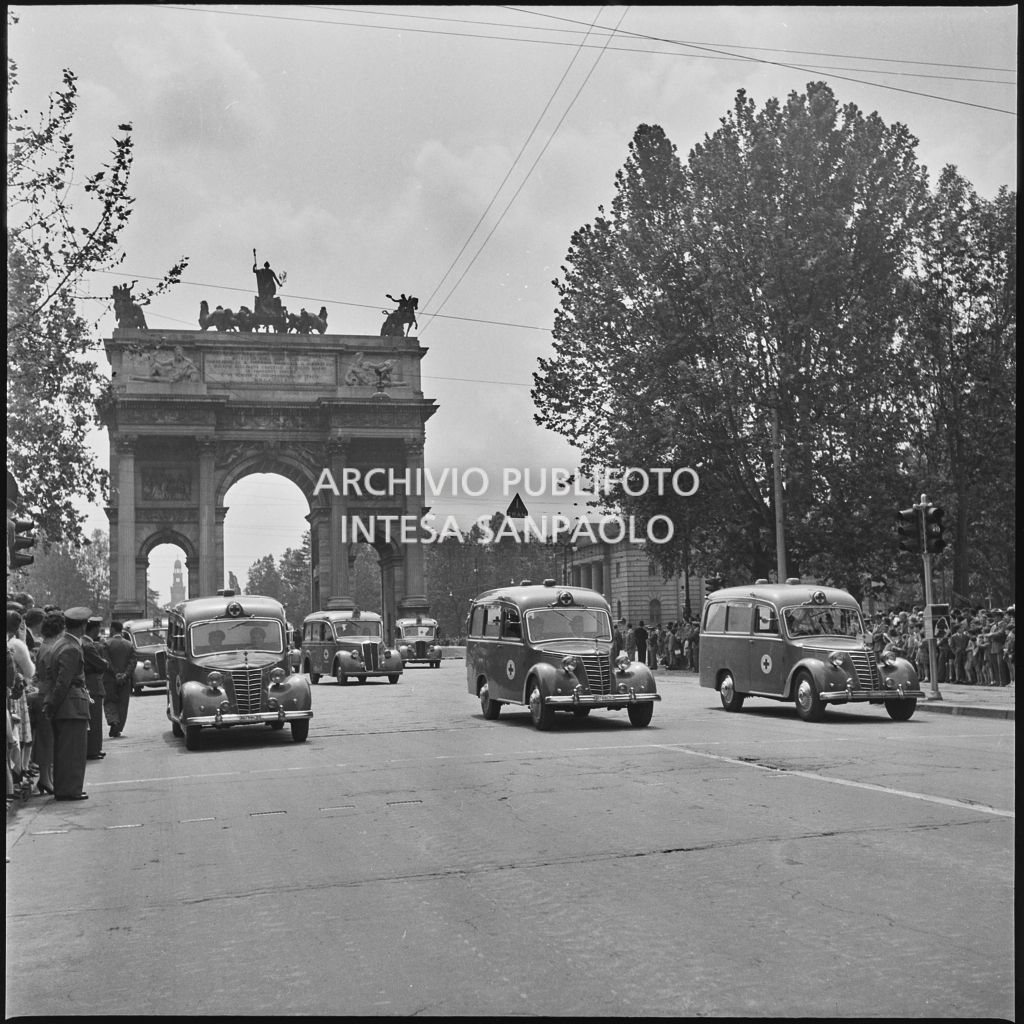 Sfilata di ambulanze lungo corso Sempione a Milano in occasione della festa per la proclamazione della Repubblica<br>215672