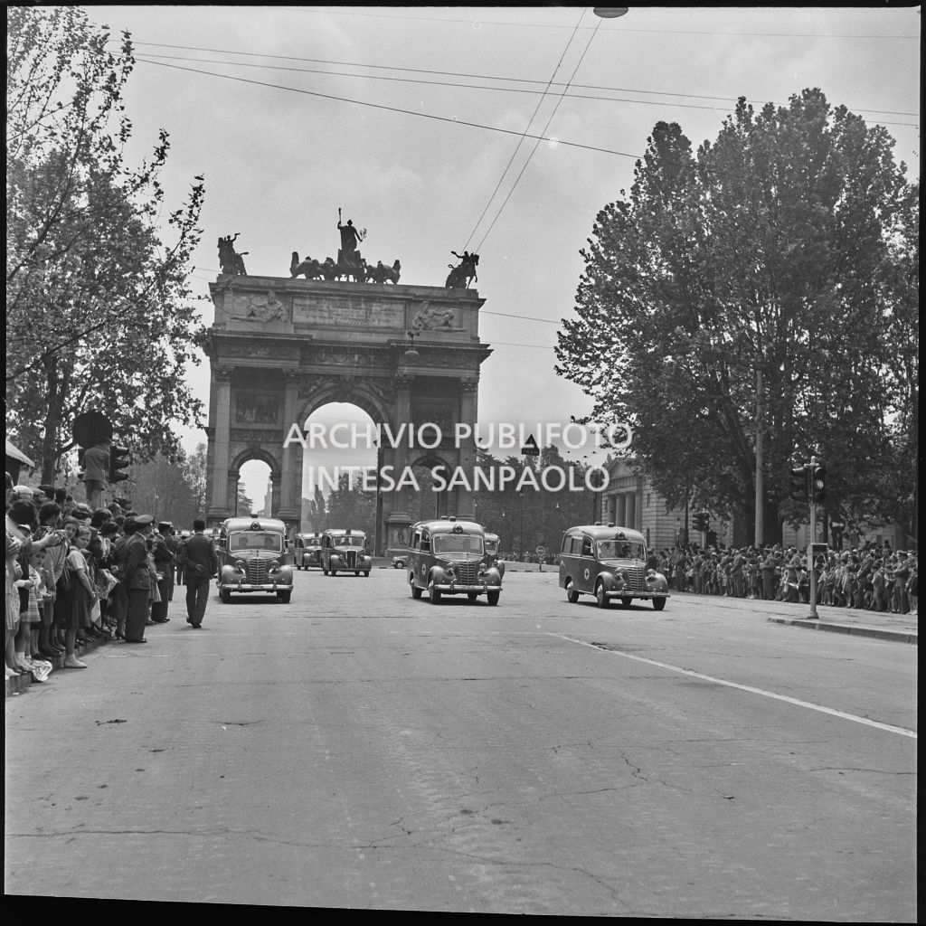 Sfilata di ambulanze lungo corso Sempione a Milano in occasione della festa per la proclamazione della Repubblica<br>215673