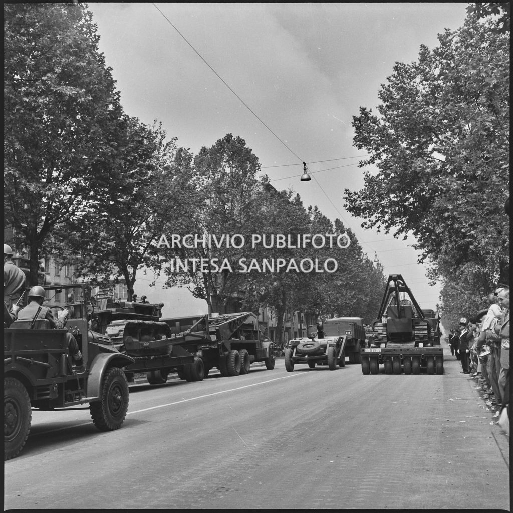 Sfilata di mezzi militari lungo le vie di Milano in occasione della festa per la proclamazione della Repubblica<br>215674