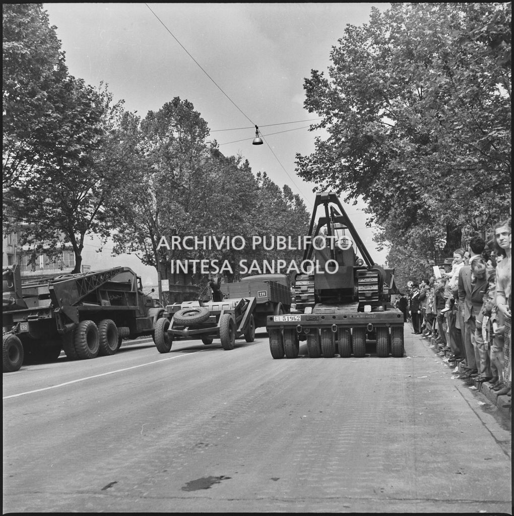 Sfilata di mezzi militari lungo le vie di Milano in occasione della festa per la proclamazione della Repubblica<br>215675